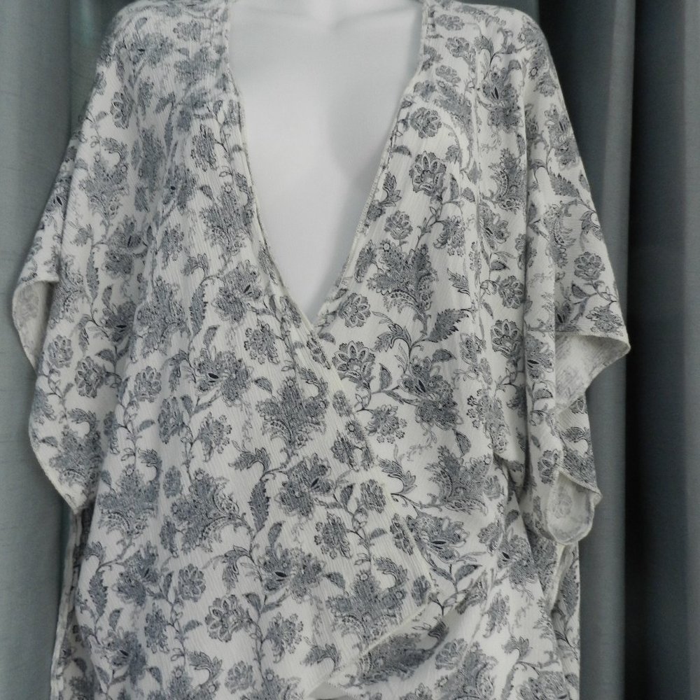 Minimi wrap kimono in navy/white floral pattern